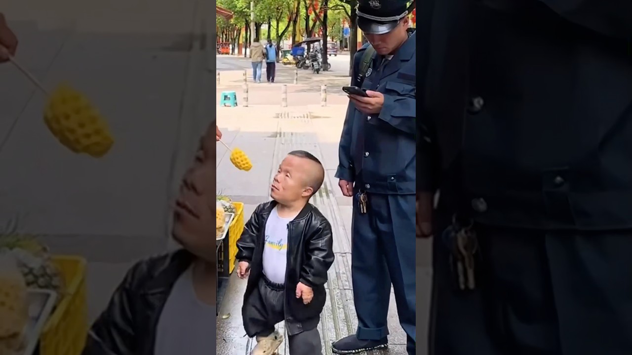 ‎من المدهش وجود أناناس مجاني على جانب الطريق!