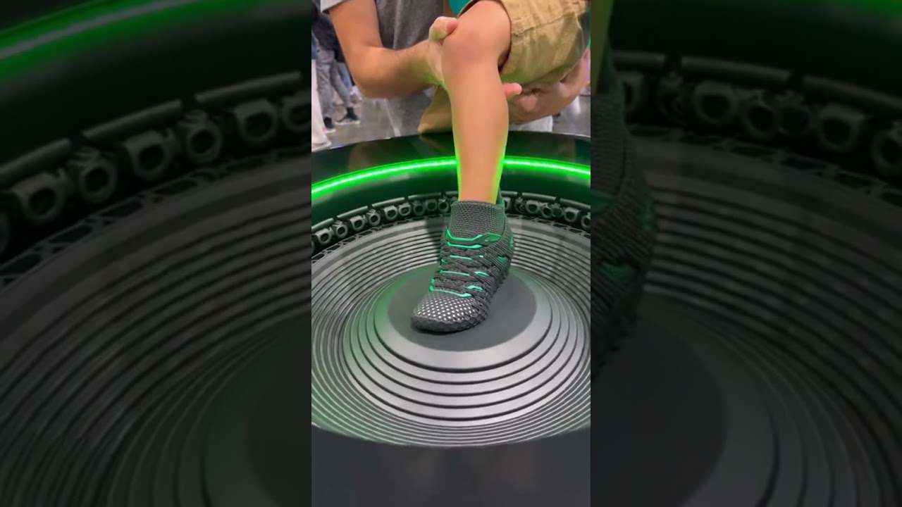 This machine just 3D printed a shoe around a kid's foot #mindblown #shorts #tech