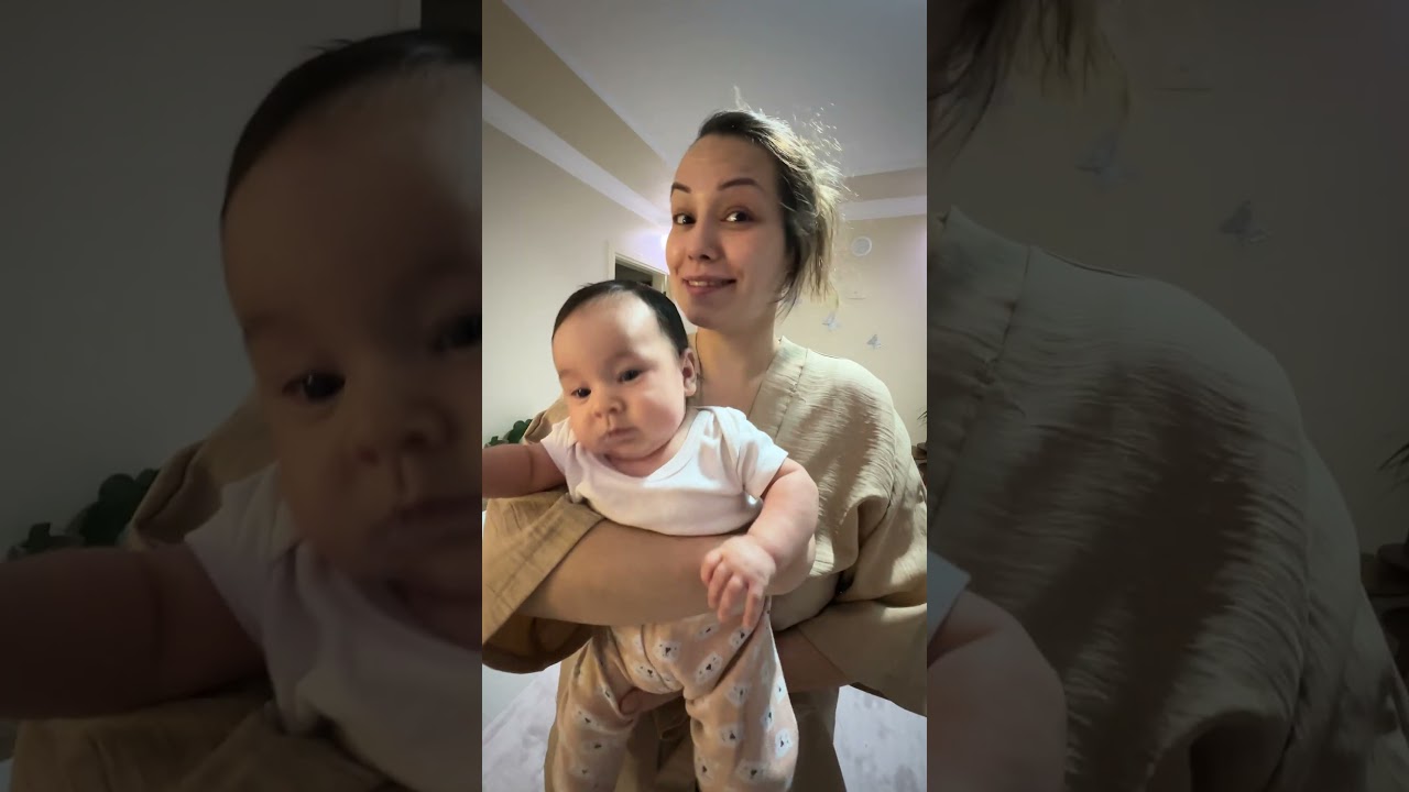 Annesi defneyi kullanarak tatlı yedi