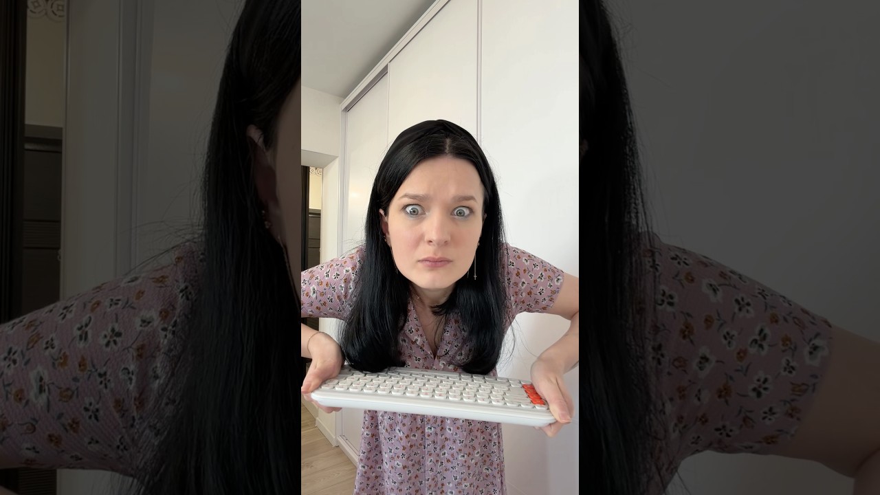 The weirdest keyboard ever 🙀 #splitkeyboard #weirdtech #keyboard #funny