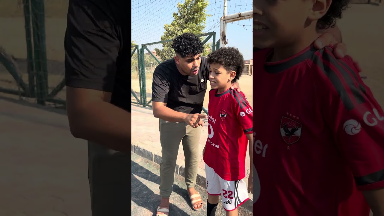 ‏لاعب كرة القدم الصغير الملعب أمام المدرب