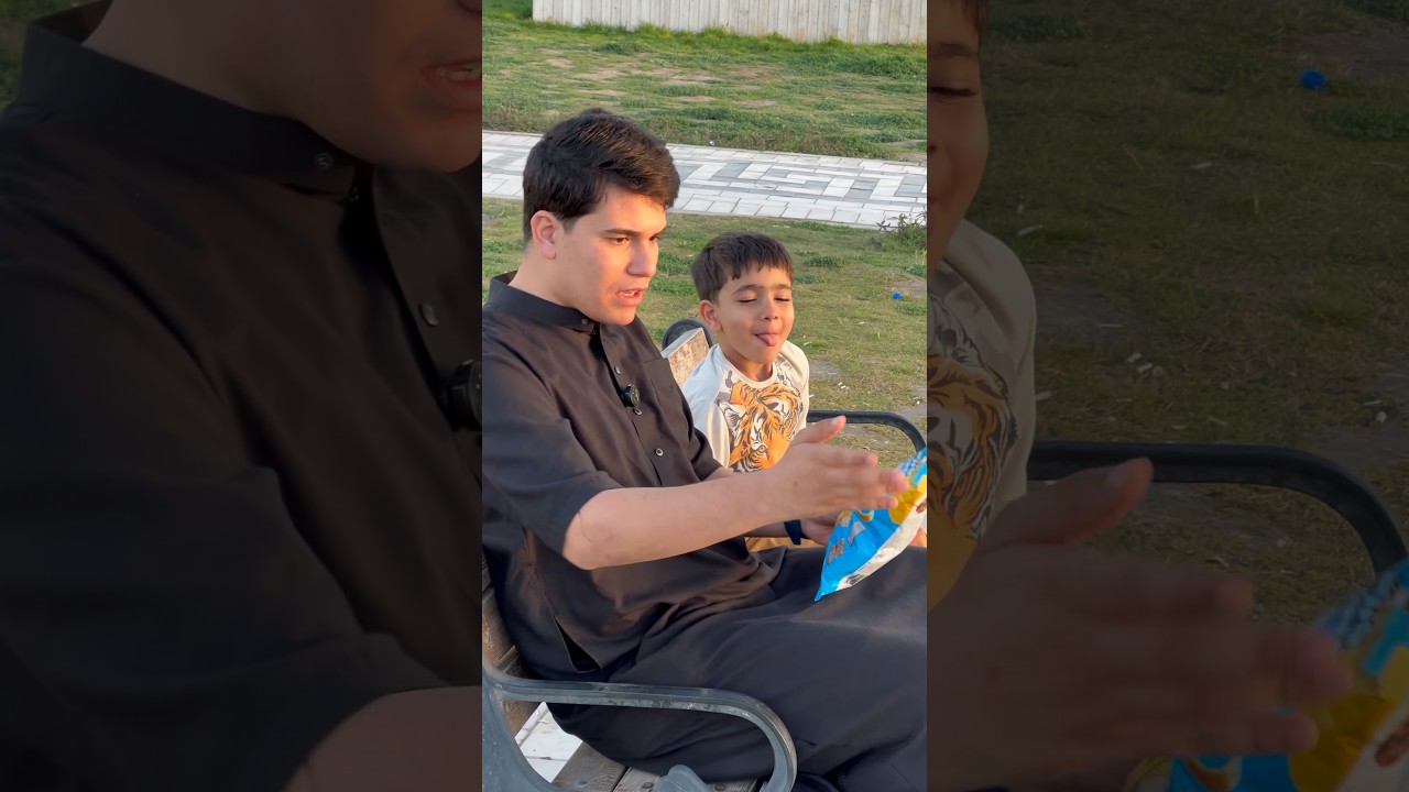 الطفل يركض وراي علمود جبس عبوري