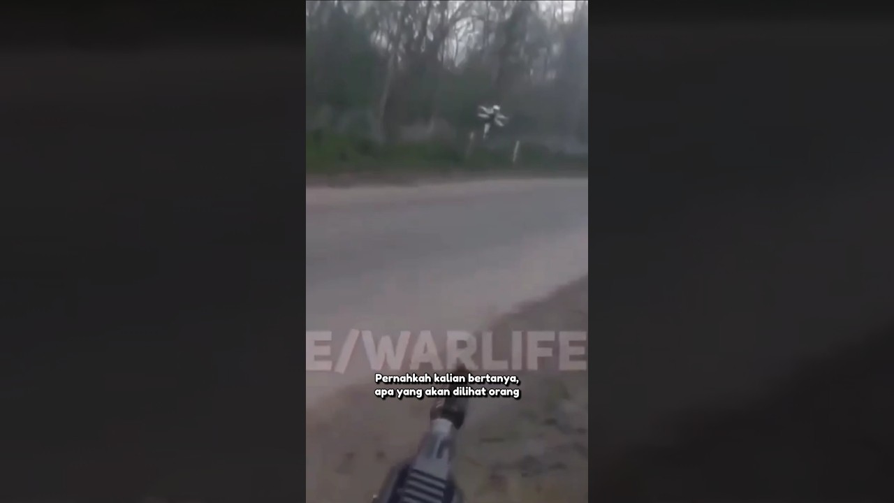Tentara wanita IDF ini keluar dari sebuah gedung, auto bersinar terang disambut Drone.