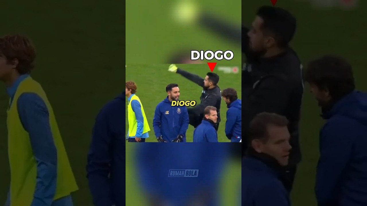 Kiper Ini Lepas TENDANGAN KUNGFU ke Rekannya?! #sepakbola #shortvideo