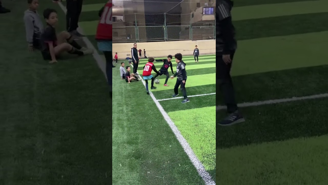 مهاره من طفل موهوب يالعب كره القدم عل طريق ميسي