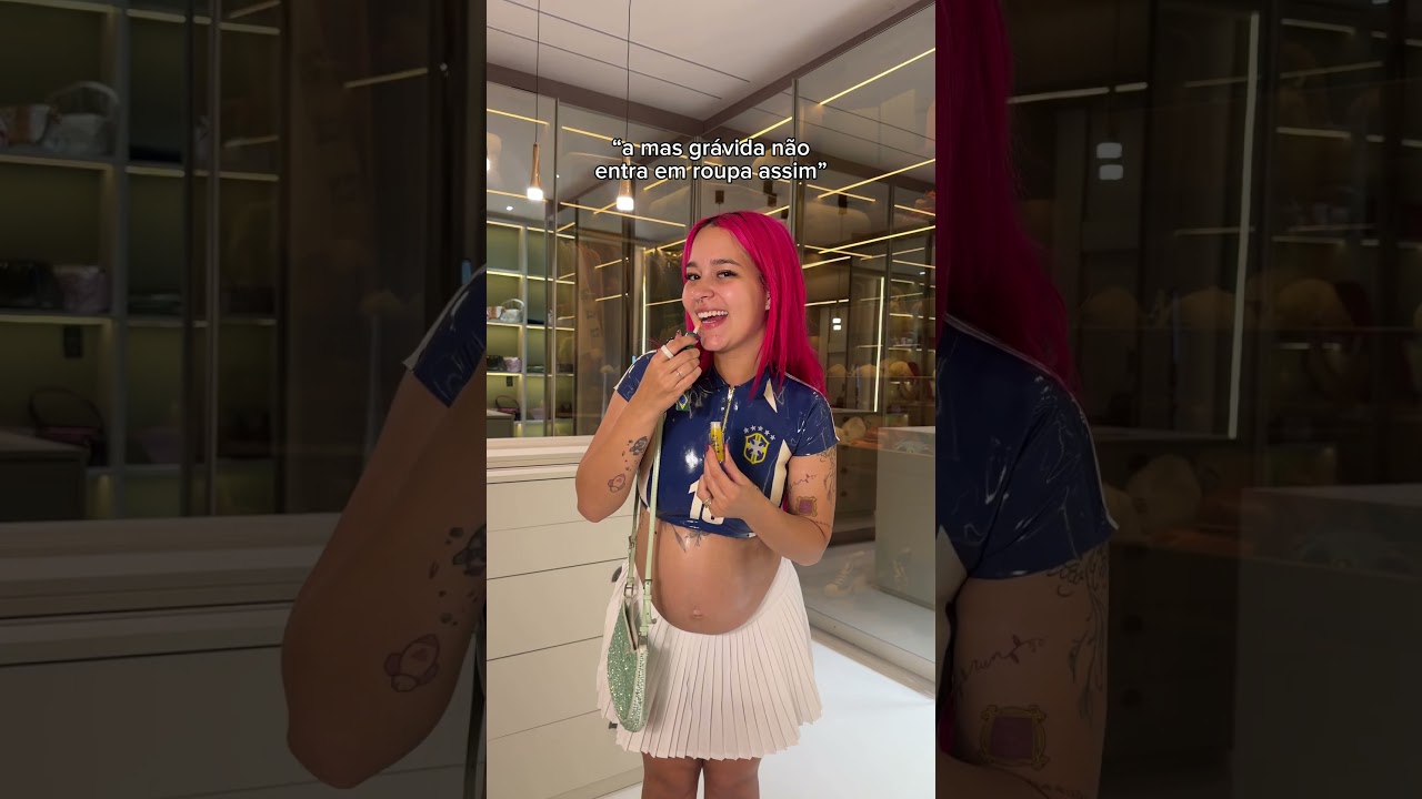 KATLEN GRAVIDA COM BLUSA DE LATEX
