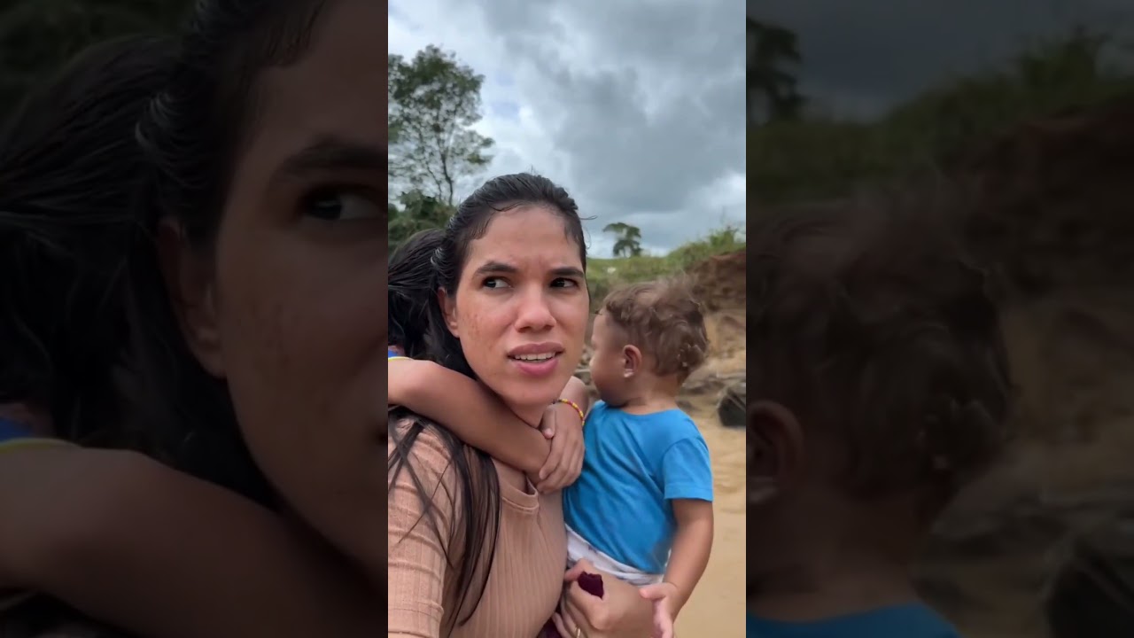 Mãe atravessa rio com filha nas costas para criança ir à escola!😮🫢