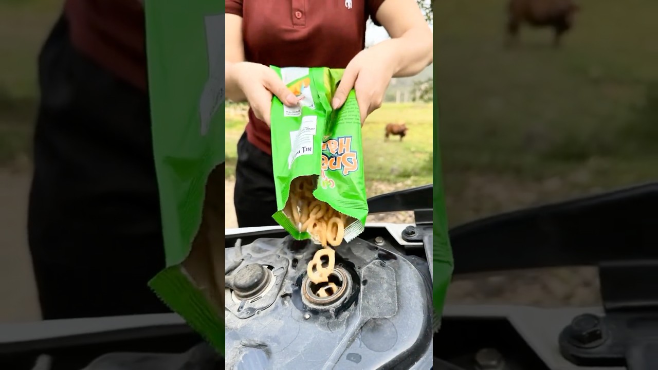 Cô Gái Đổ Bim Bim Vào Xe Máy Để Đi #vuinhon #shorts #funny