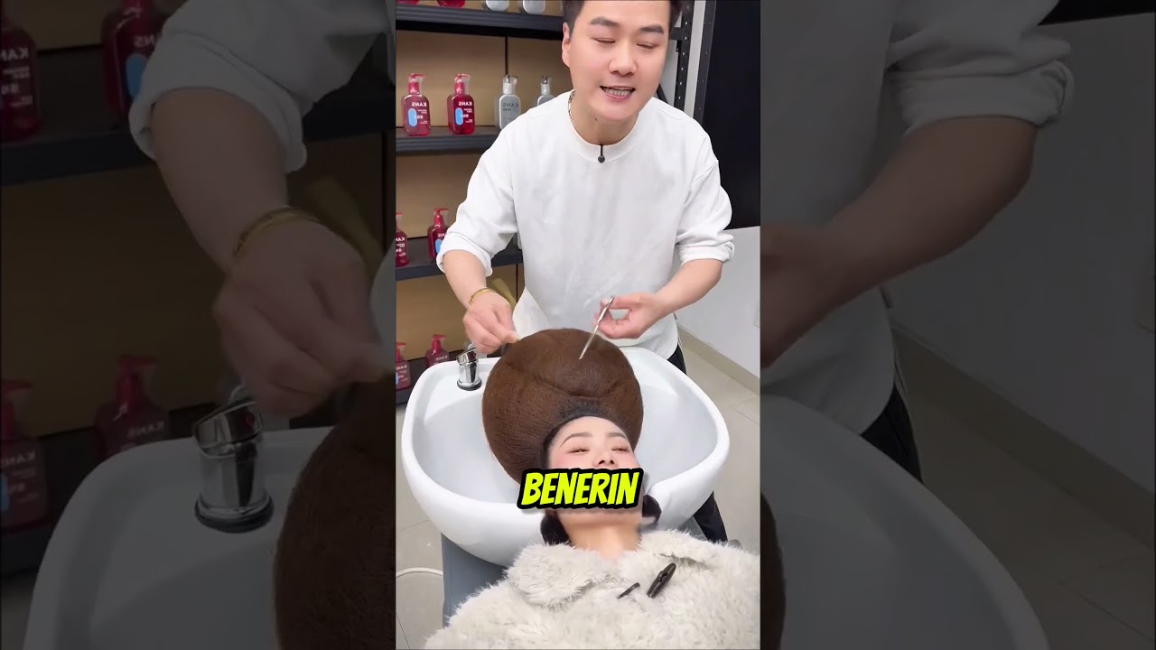 Cewek ini nekat bikin model rambut bola karena lagi demam piala dunia 🤣 #shortviral #worldcup