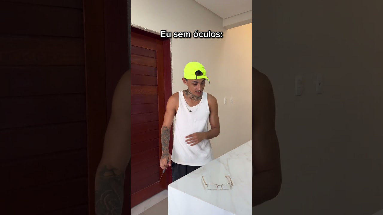 A vida da pessoa que usa óculos😂