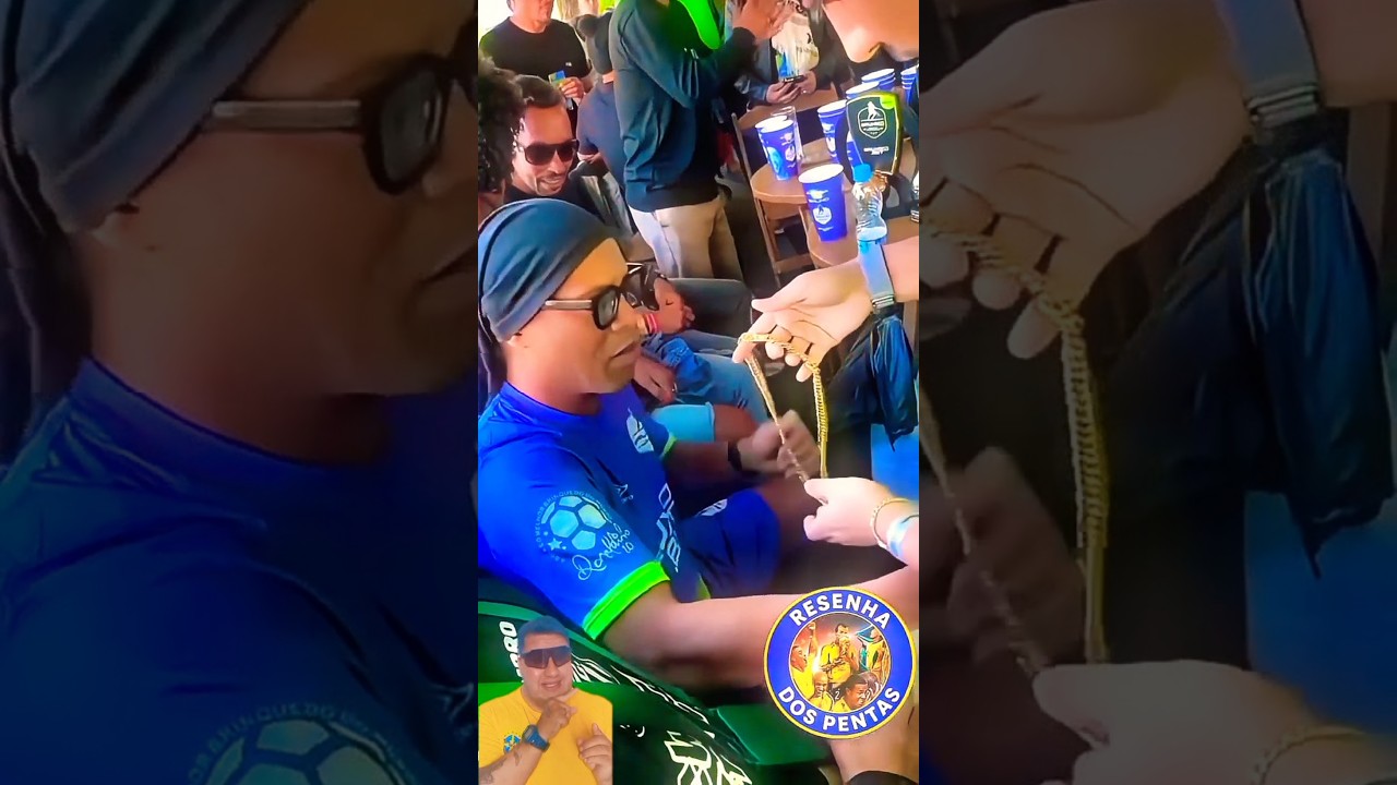 RONALDINHO GANHOU UMA CORRENTE DE OURO… MAS A REAÇÃO DELE FOI INACREDITÁVEL! 😂💰
