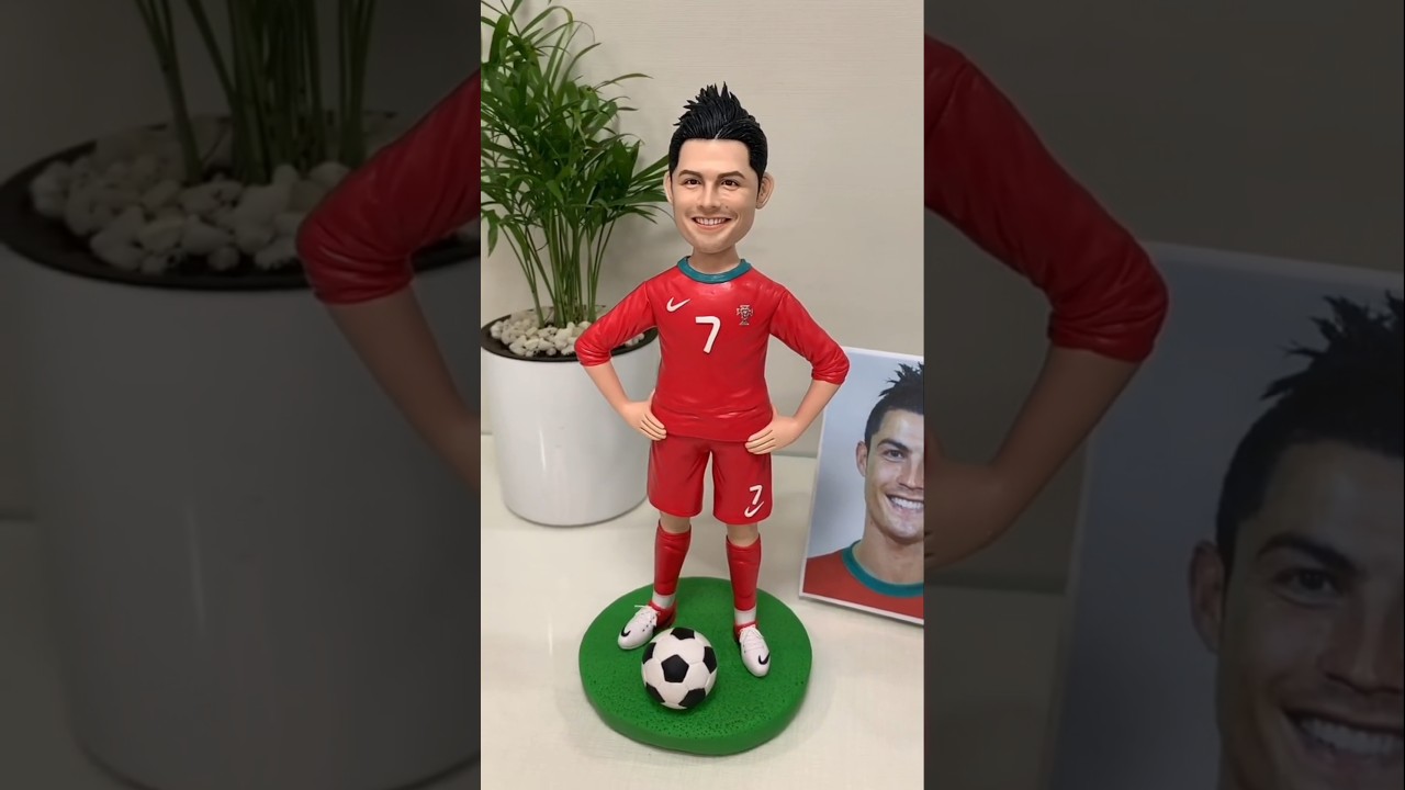 أب يصنع تمثال Cristiano Ronaldo لابنته من الطين 😍😭🤯 !! #shorts