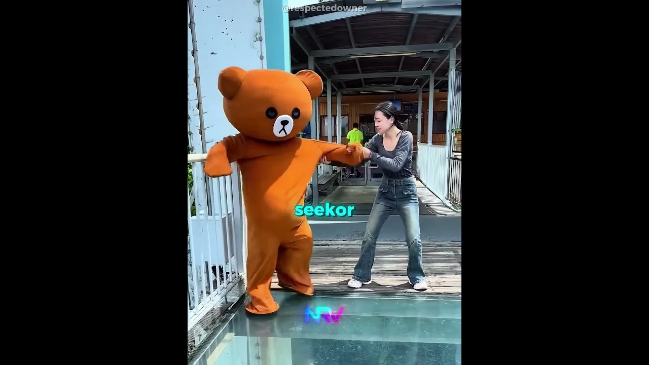 Panda Ini Menggendongnya Menyeberangi Jembatan Kaca 🐼🥹