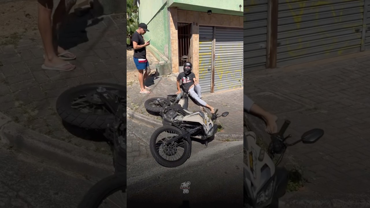 O salto foi perfeito… até chegar a hora do pouso. 😂🏍️💥 #Sahara300 #Moto #Tombo #Motovlog