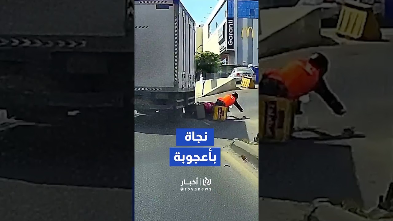 بسبب التجاوز الخاطئ, سقوط سائق دراجة توصيل أثناء سيره خلف شاحنة في عمان #shorts #short #shortsclip