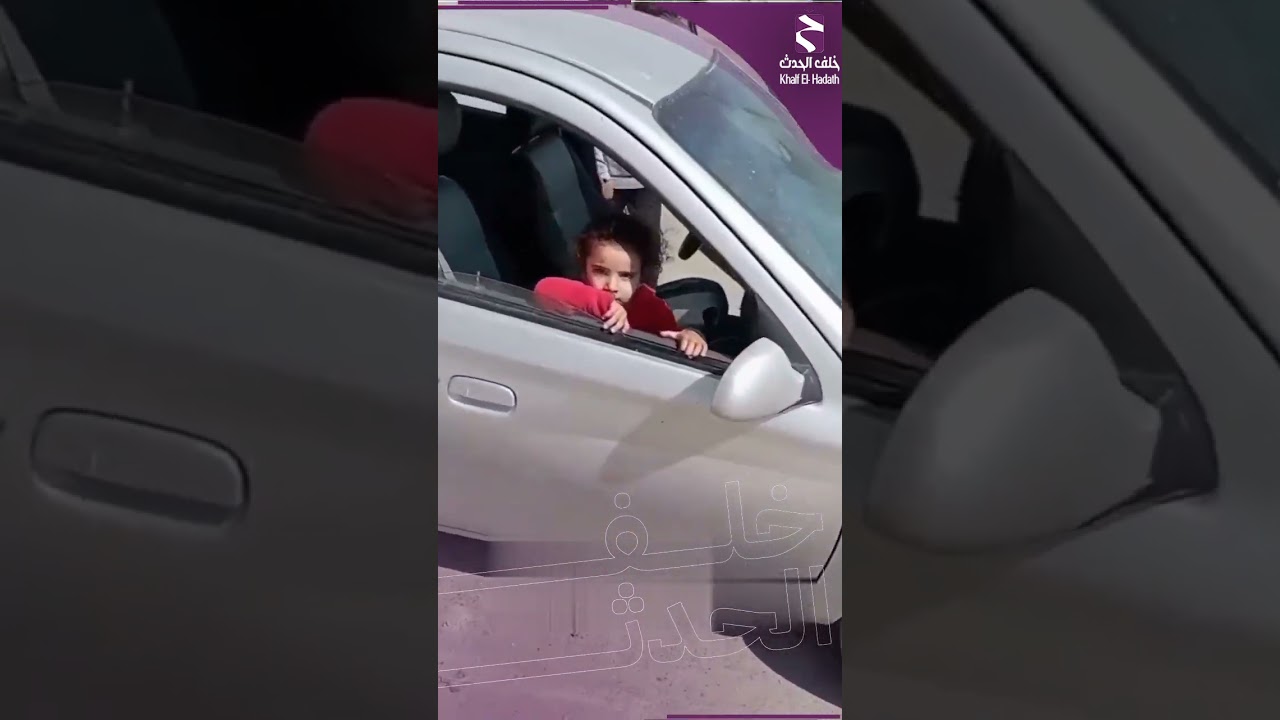 سيدة توثق واقعة خطرة.. طفل يقود سيارة ملاكي وبرفقته شقيقته الصغيرة