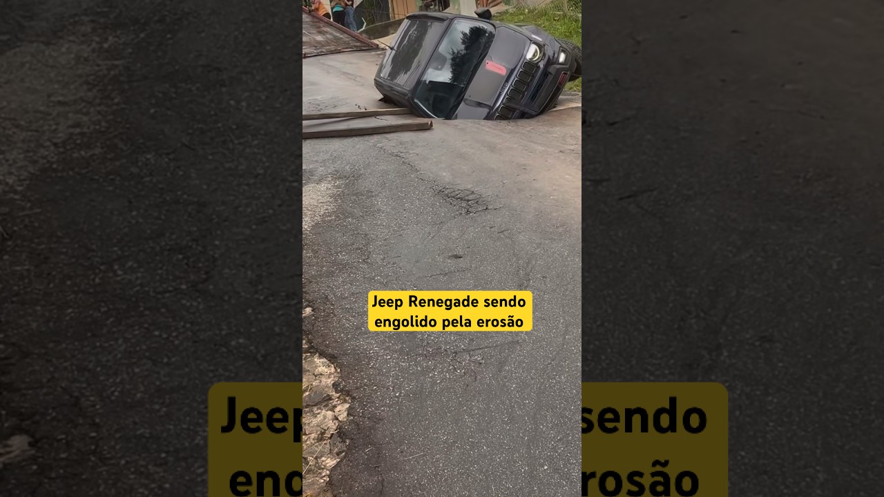 Jeep Renegade sendo engolido pelo asfalto que cedeu a erosão #youtubeshorts #viral #carros