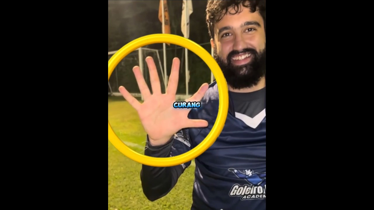 Kiper Ini Dituduh Curang Karena Punya 6 Jari di Setiap Tangan! 😱