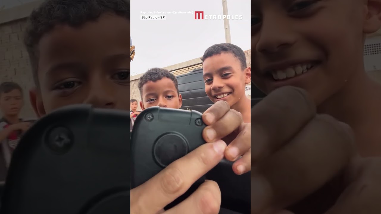 PM deixa criança acionar sirene e reação emociona: "Vou ser polícia"