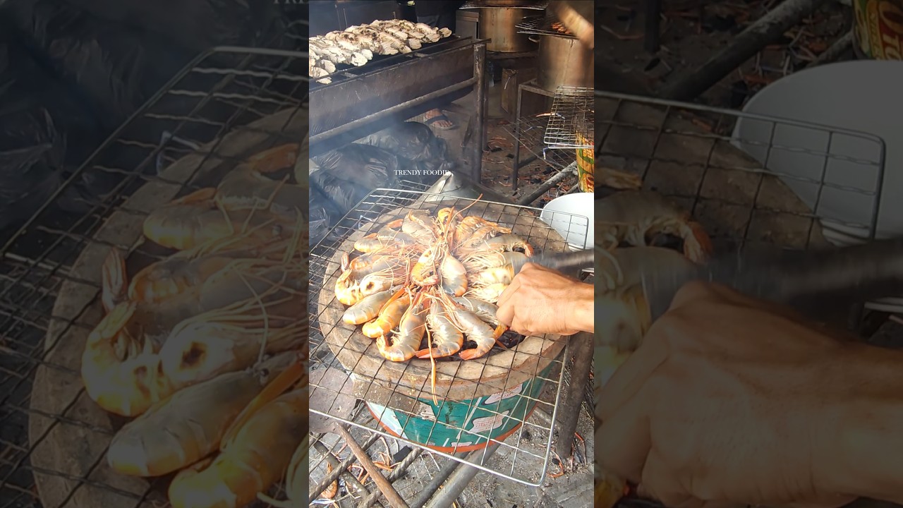 Huge and delicious grilled shrimp that you must eat when you go to Thailand!!!