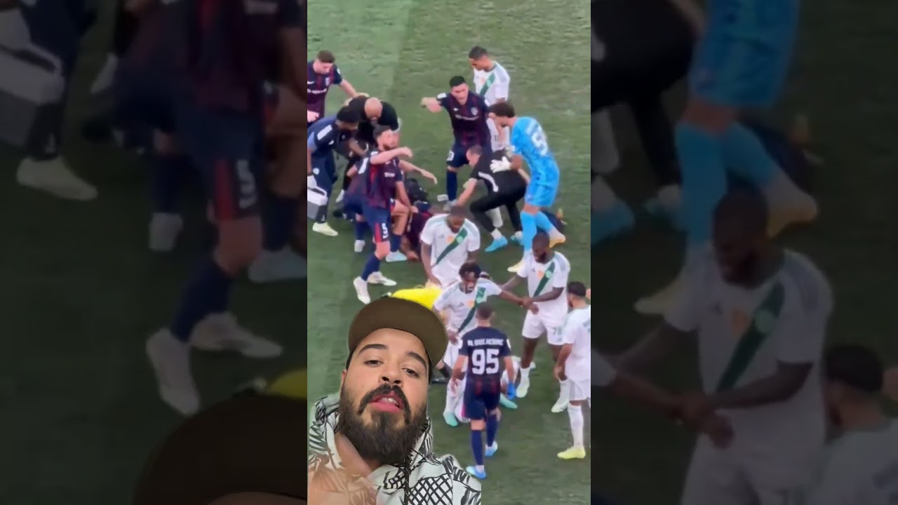 لاعب يضرب المسعفين لانقاذ زميله من الاصابة !! #الاهلي_السعودي