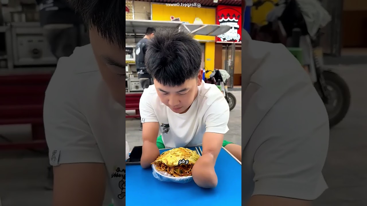 مفاجأة في المطعم… أكل النودلز بطريقة أدهشت الكل! 😳