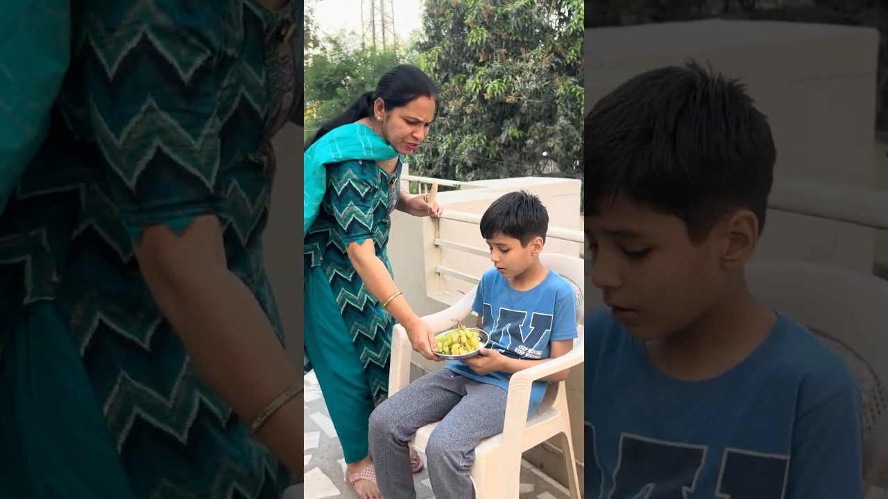 Mamma ki baat maan li? Saksham eating grapes! 😲🍇 #shorts