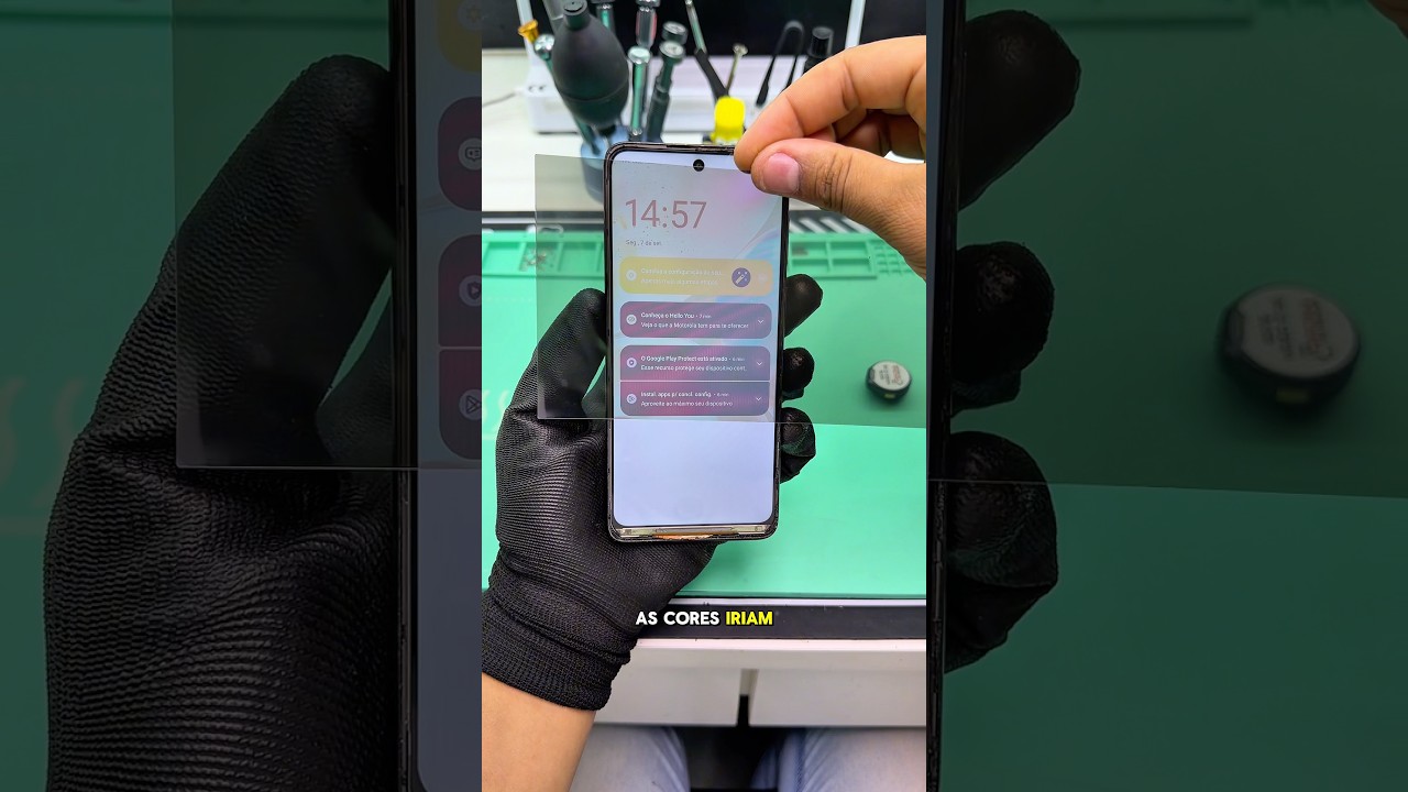 Na hora de trocar o vidro quebrado da tela deste celular, tivemos um imprevisto do polarizador