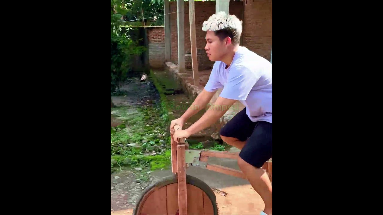 🚲🤣OMPED Naik Sepeda Kayu Nabrak Pohon Kelapa 🌴