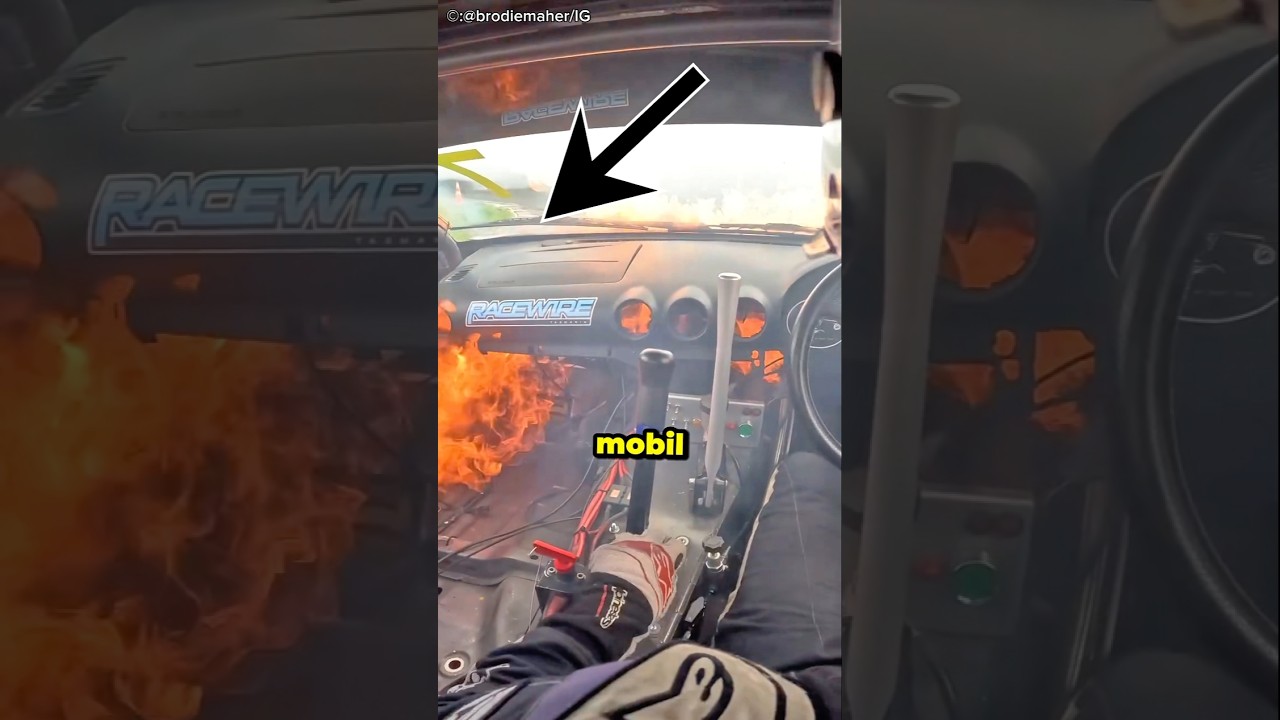 Mobil Terbakar! Nyawa Pembalap Terancam