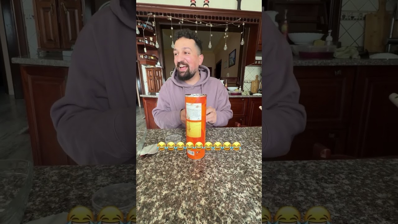 اول مرة بشوف الشيبس بصير بسكوت😂 pringles