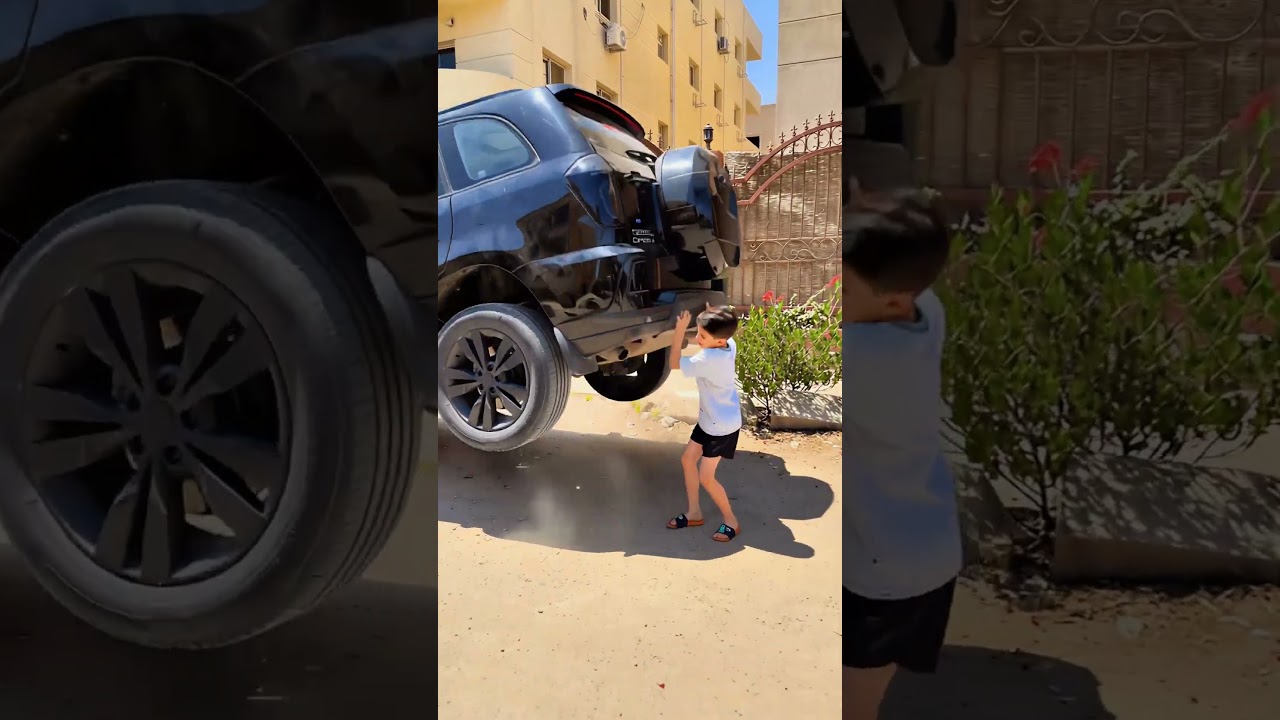 حملوا السيارة بأيد وحدة 😂 Carrying the car with one hand