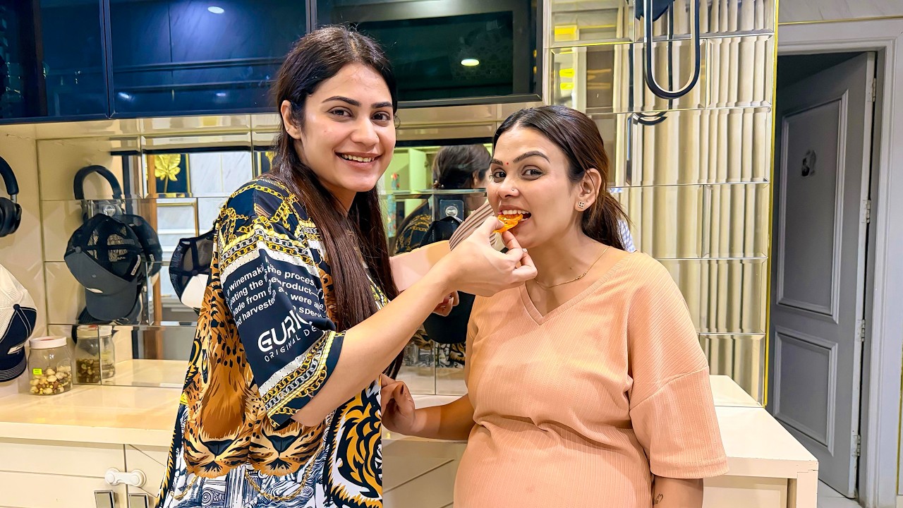 Delivery ke liye khilayi sabko mithai