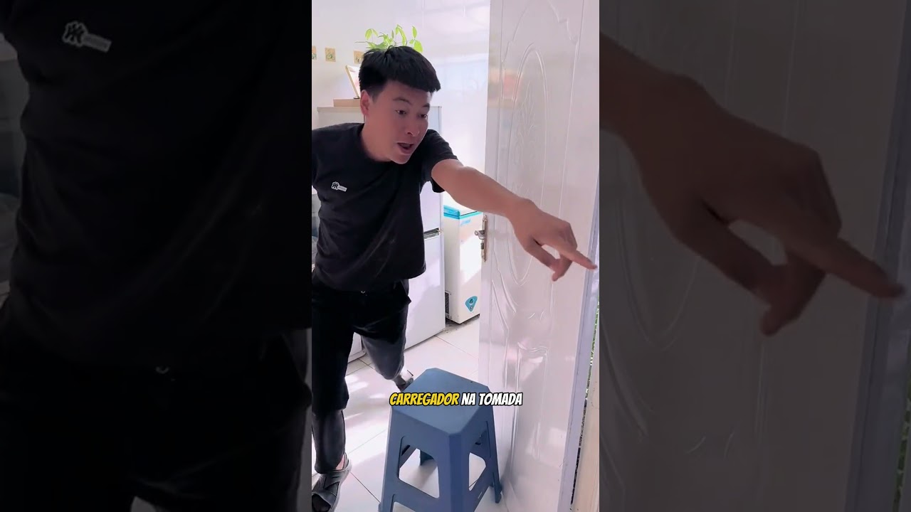 Ele esqueceu o carregador na tomada!