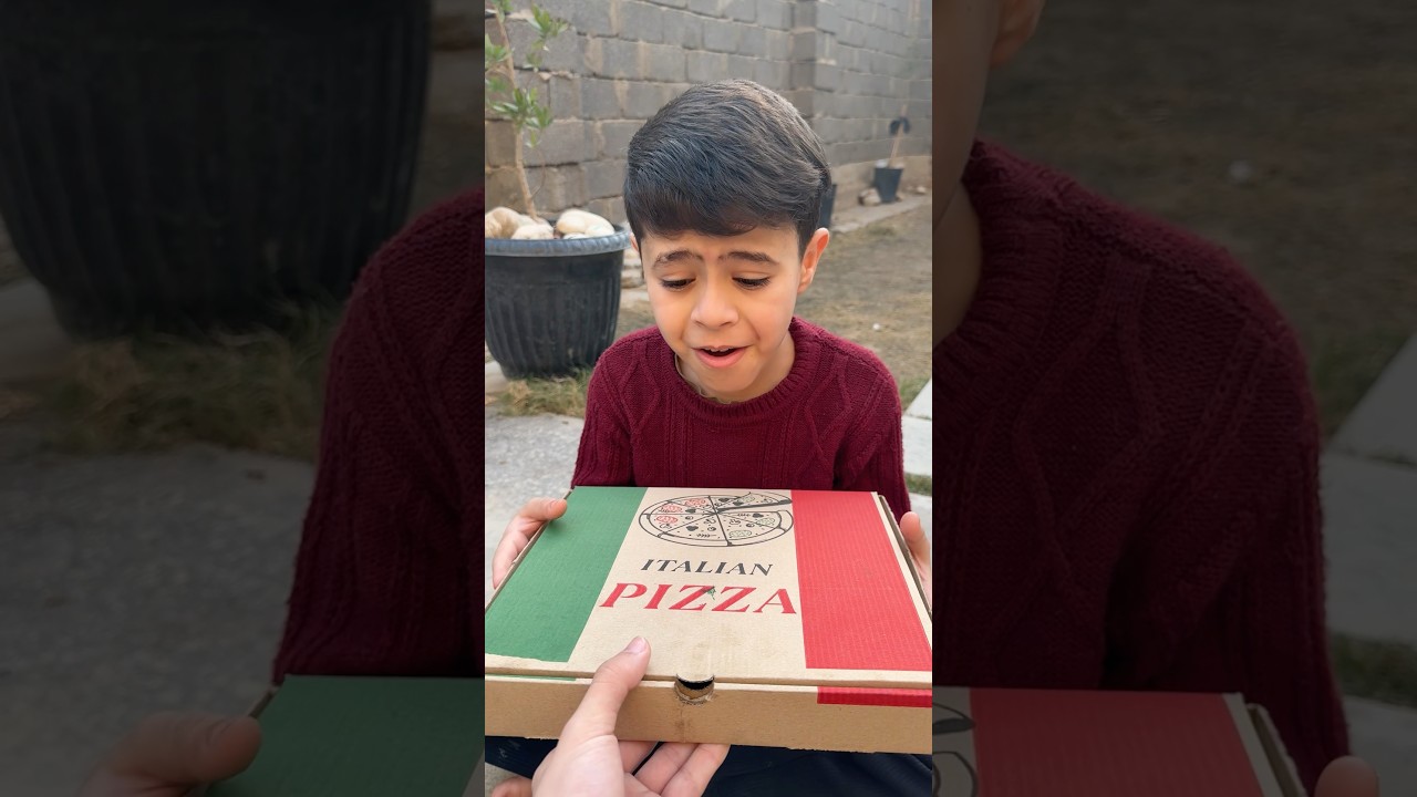 بلونه تقاسم البيتزا وياي 🍕☺️