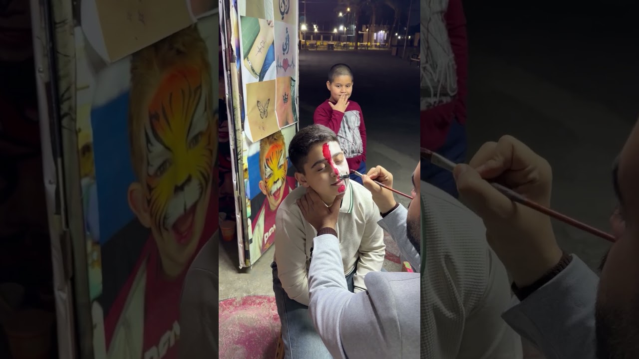 رسمه للطفل مع مساعده