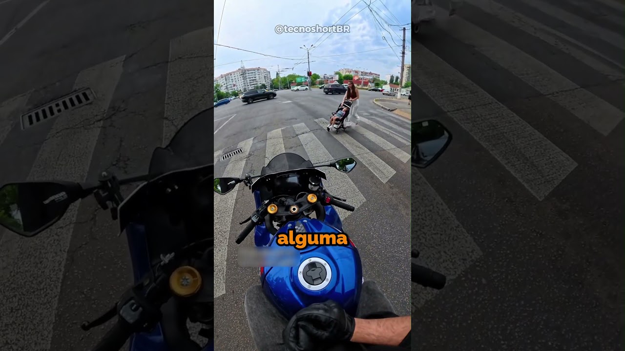 Esse motoca foi super gentil ao se deparar com uma mãe e uma criancinha 😱😮