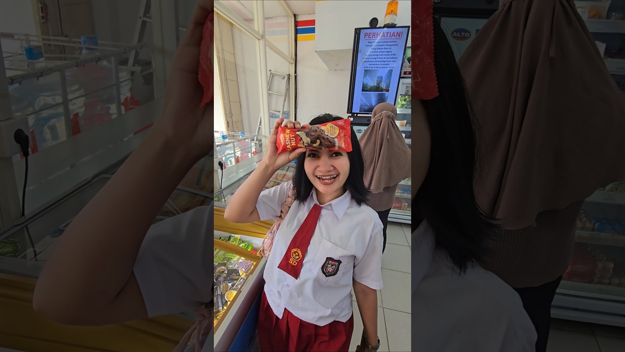 ade kk dapet eskrim warna merah #trandingshorts