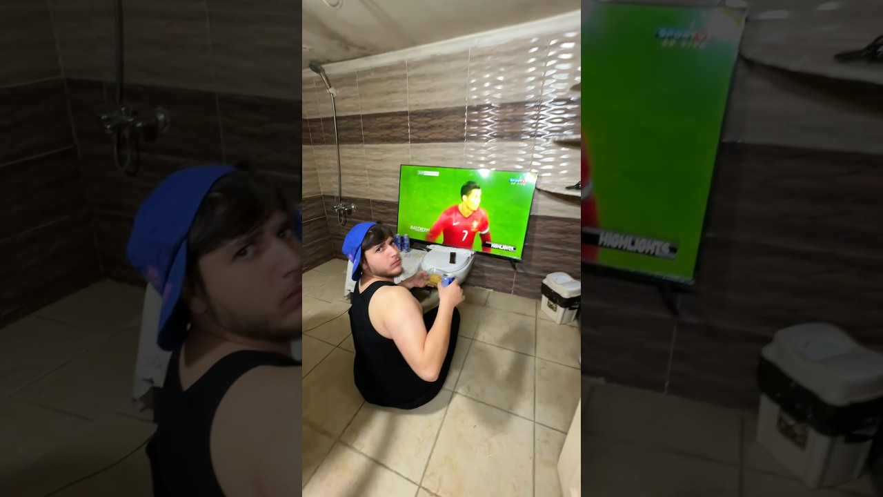 اخي عم يحضر مباراة بالتواليت:🚽