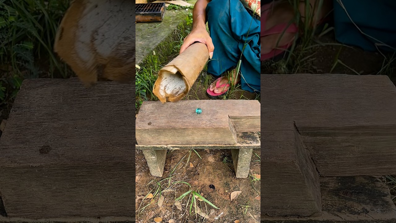 Aku coba hancurkan kelereng pakai bambu