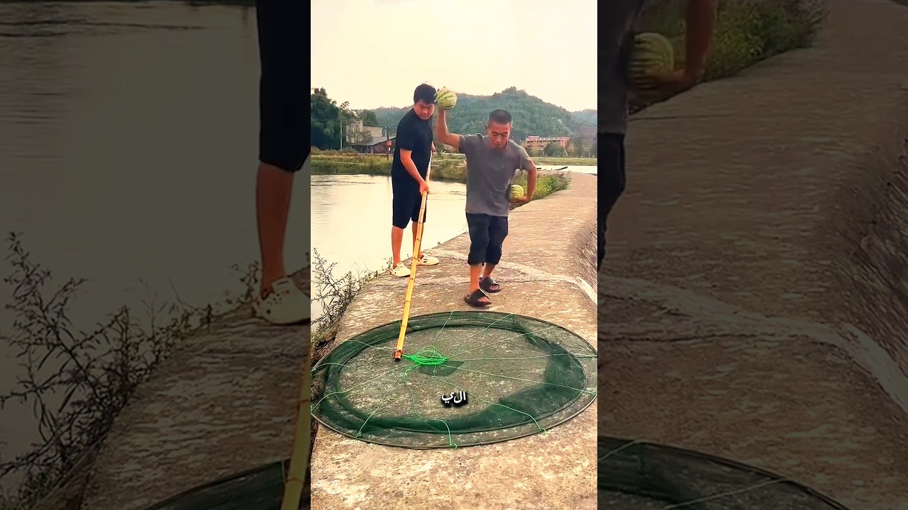 أغرب طريقة لصيد السمك بالبطيخ! 🍉🐟 #shorts