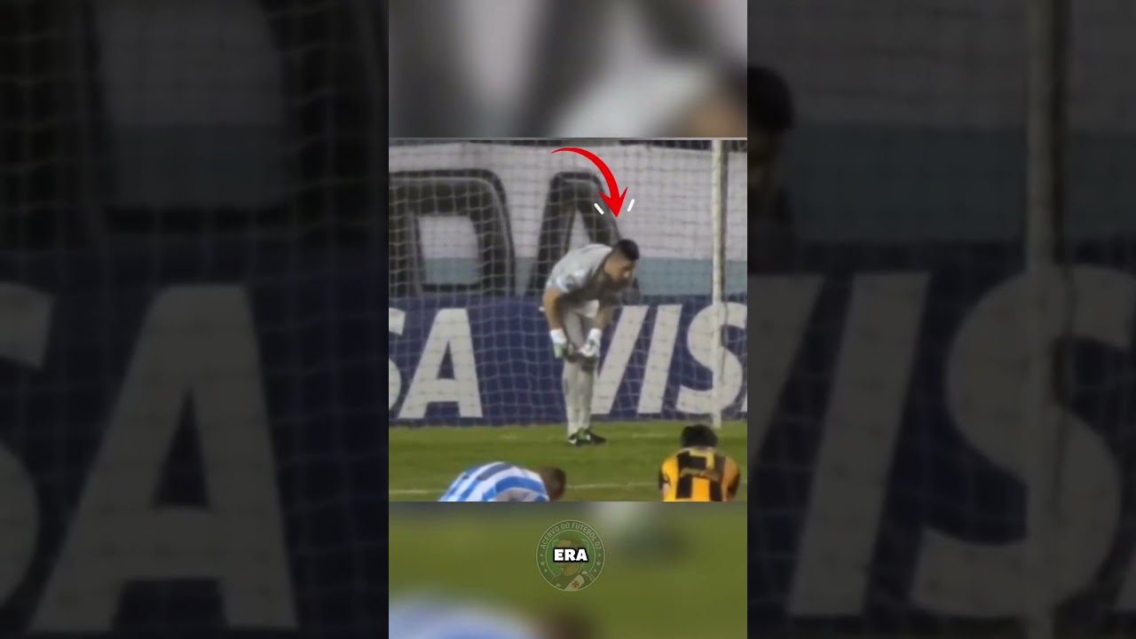 Esse goleiro puxou o jogador para que ele não fizesse o gol #futebol #loucosporfutebol #goleiro