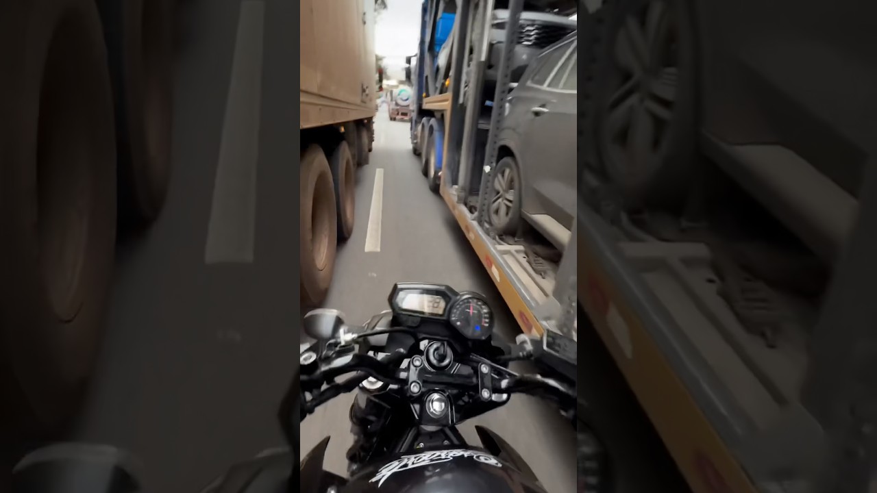 NOTÍCIA 🚨Imprudência sim ou não Corredor de moto entre 2 caminhões #bmw #motovlog Observações