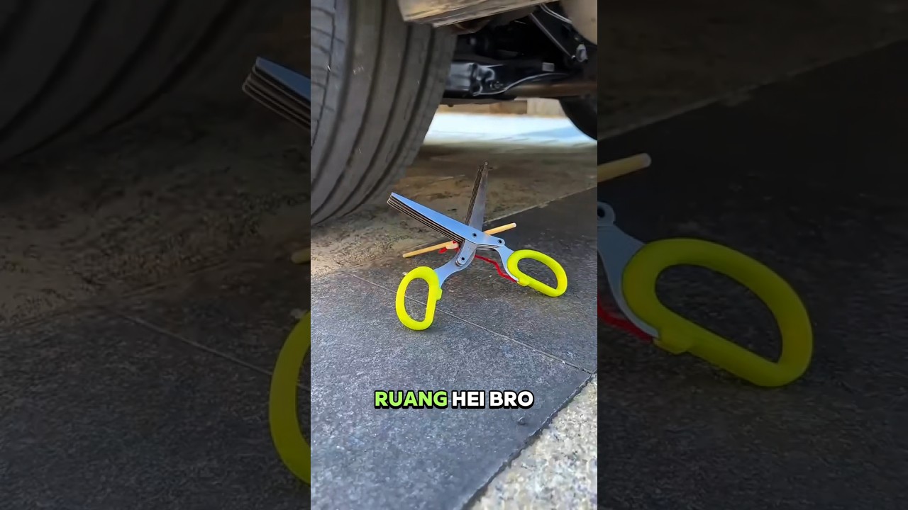 Gadis itu datang untuk menusuk ban mobil, tapi spion canggih berhasil menangkapnya! 🚗✂️ #short