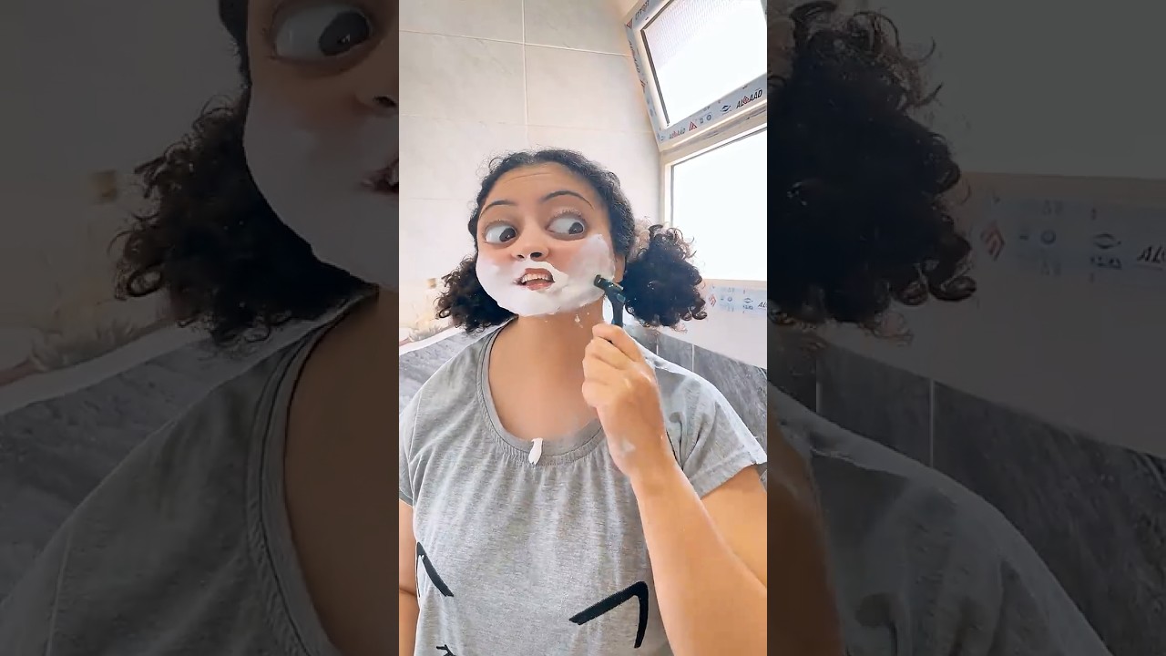 أمونة بتحلق دقنها بالكريمة