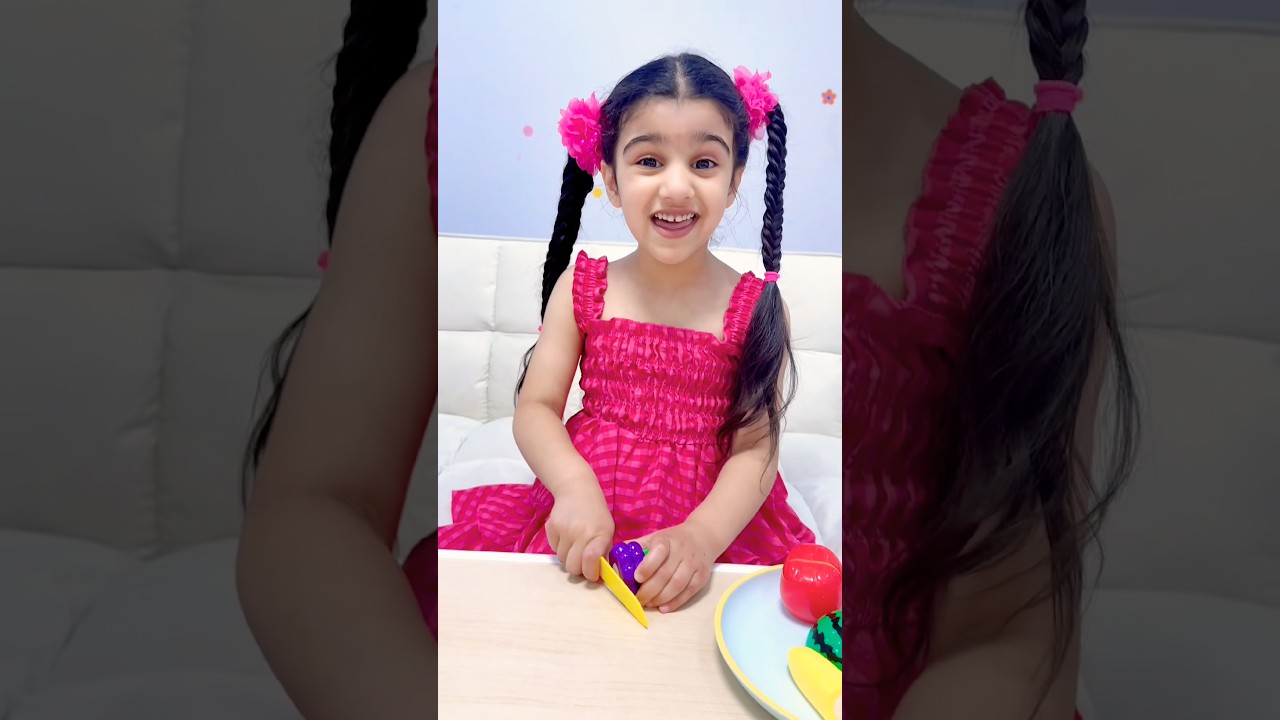 Dad teaches Jaz to cut the fruits and vegetables #shorts #kidslearning