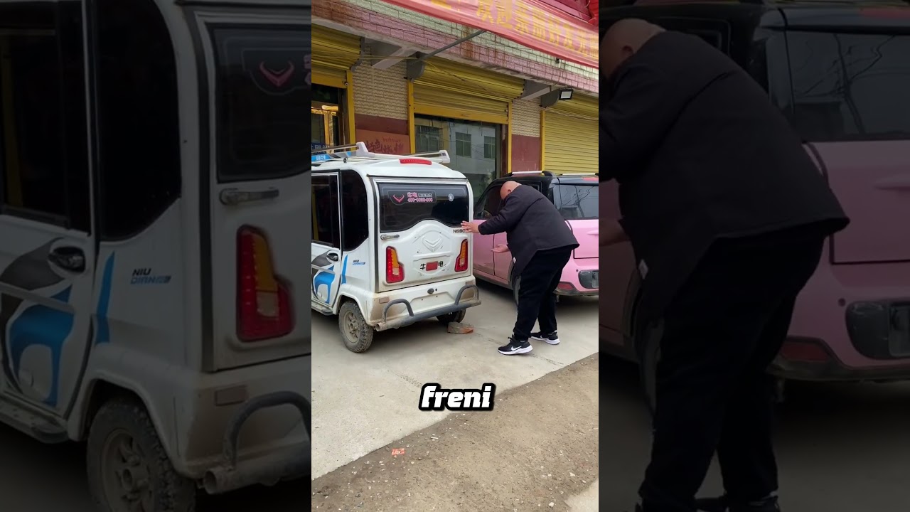 Arabayı Eliyle Tuttu 😂