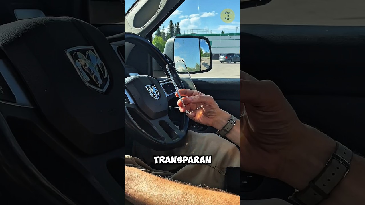 Kenapa Orang Ini Menggunakan Handphone Transparan?