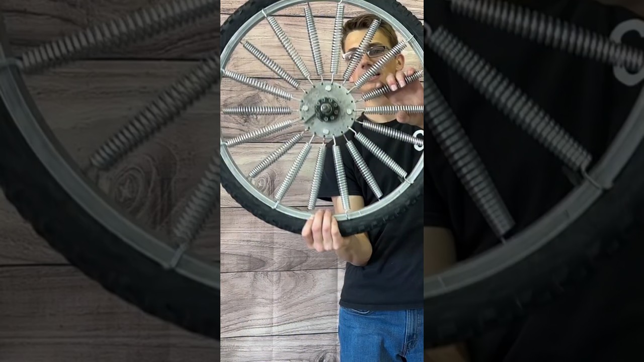 استبدل عجلات دراجته بالنوابض... فماذا حدث؟