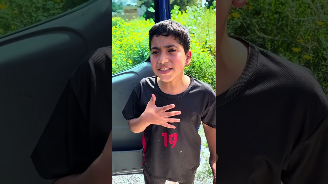 اعطيني ايسكريم يا بودي من باص الايسكريم 😭👈